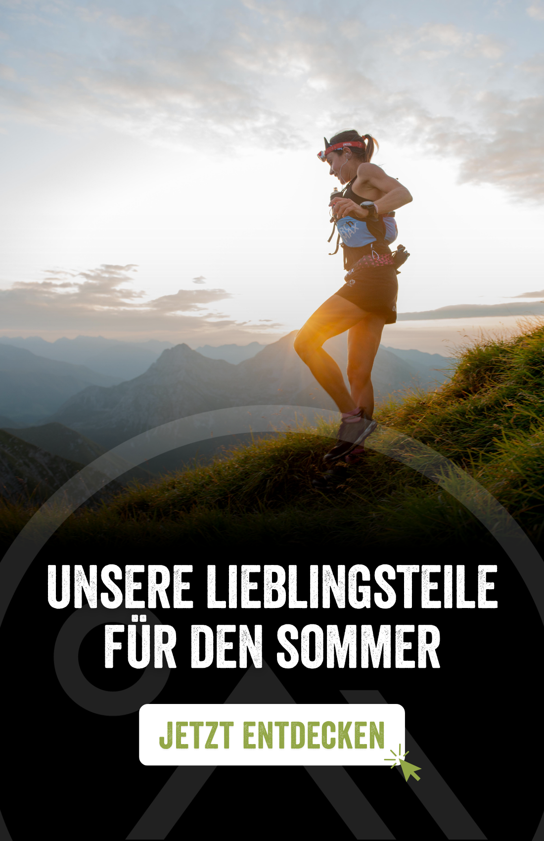 Sportliche Frau beim Trailrunning in den Bergen bei Sonnenuntergang – ideal für Sommer-Outdoorkollektion“